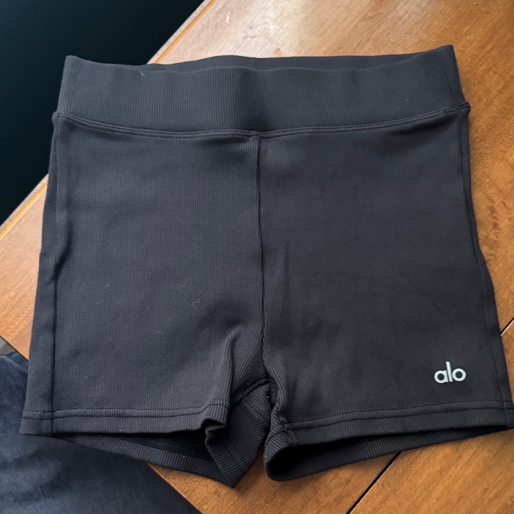 ALO Yoga Women's Classic Black ribbed Shorts